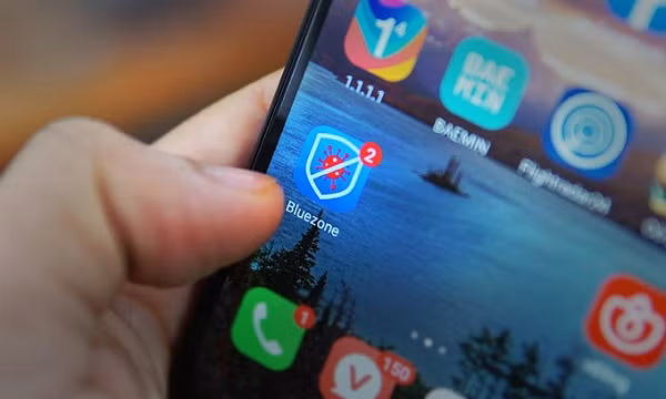 Tại Việt Nam, ứng dụng Bluezone truy vết COVID-19 cũng tương tự công nghệ của Apple và Google khi sử dụng định vị Bluetooth năng lượng thấp. Smartphone cài ứng dụng sẽ trao đổi tín hiệu với nhau trong khoảng cách hai mét và lưu lại nhật ký, lịch sử tiếp xúc,...và gửi cho người dùng để cảnh báo nguy cơ lây nhiễm. Bluezone: Ứng dụng truy dấu Covid-19 đạt 2 triệu lượt tải | VTC1