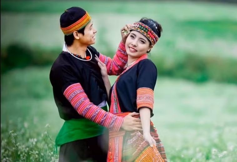 Thời gian mới lập gia đình, Độ Mixi chỉ là một nhân viên văn phòng với mức lương trung bình nhưng cả hai vẫn rất hạnh phúc. Trang Mixi ở bên chồng từ những ngày khó khăn cho đến khi anh trở thành một trong những streamer nổi tiếng nhất Việt Nam.