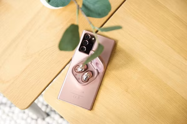 Về thiết kế, Galaxy Buds Live đã có một cú "lột xác" không tưởng so với người tiền nhiệm với kiểu dáng hình hạt đậu, không còn thiết kế nổi lên quá nhiều ở tai. Thay đổi lớn giữa 2 đời tai nghe không dây của Samsung chính là chuyển từ dạng in-ear sang ear-bud.
