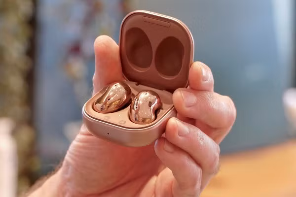 Galaxy Buds Live hứa hẹn cho thời gian nghe kéo dài đến 6 giờ cho một lần sạc và mở rộng thêm 15 giờ nữa nhờ hộp sạc. Nếu vô hiệu hóa chức năng khởi động Bixby bằng giọng nói hoặc ANC, người dùng sẽ nhận các con số tương ứng là 8 giờ và 29 giờ.