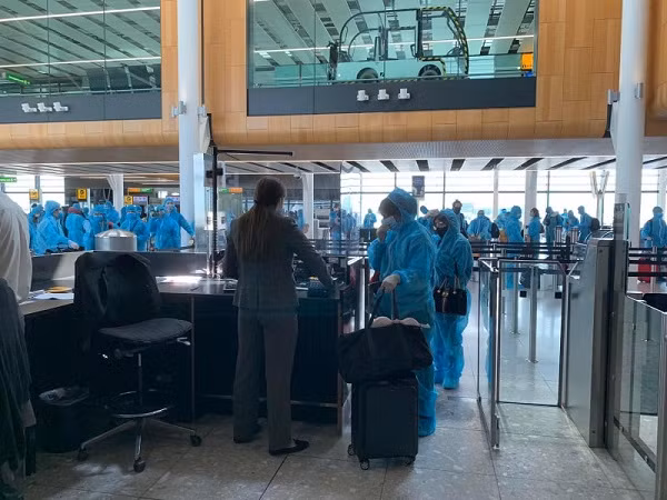 Sau 32 tiếng bay, phi công người Anh đã có mặt tại sân bay Heathrow (Anh) trong tình trạng khỏe mạnh và kết thúc hành trình về nước.