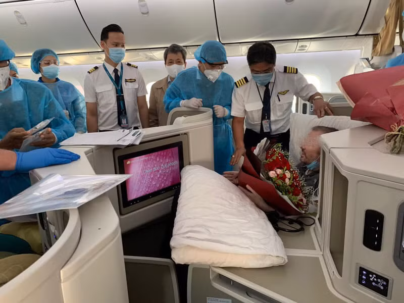 Tổ bay và các phi công Vietnam Airlines hỏi thăm, tặng hoa chúc mừng trước khi chia tay người đồng nghiệp.