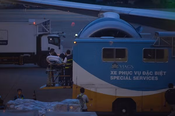 Phi công người Anh được bố trí ngồi khoang thương gia máy bay Boeing 787-9 của Vietnam Airlines cùng với bác sĩ và một điều dưỡng.