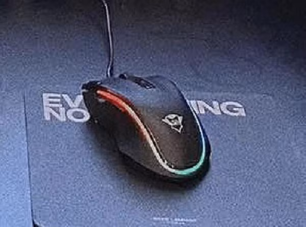 Trong khi đó, con chuột máy tính mà Sơn Tùng M-TP sử dụng được một số người cho rằng thuộc dòng gaming mouse của thương hiệu VicTsing hoặc Meetion.