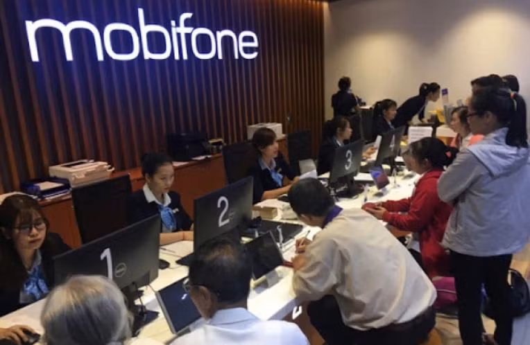 Sự cố rớt mạng MobiFone không chỉ biến smartphone thành cục gạch, mà còn ảnh hưởng đến công việc của nhiều người khi bỗng nhiên bị ''mất liên lạc với thế giới'', thậm chí khiến các chủ hàng kinh doanh online được phen khốn đốn.