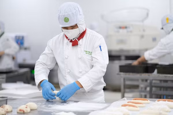 Toàn bộ nhân viên tham gia sản xuất đều trang bị bảo hộ lao động toàn thân và khử khuẩn tay thường xuyên để đảm bảo an toàn vệ sinh tuyệt đối.