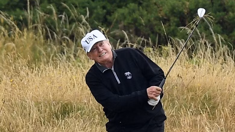 Trump thường sử dụng kiểu cầm gậy Baseball cơ bản (một tư thế cầm gậy các giống với tư thế trong việc đánh bóng chày). Kỹ thuật này giúp người chơi có lực tác động vừa phải giúp cơ thể xoay vuông góc với gậy đánh golf, dễ dàng đưa gậy vào bóng khi impact và khá đơn giản để thực hiện.