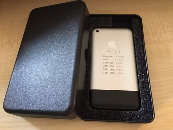 Hình ảnh nguyên mẫu iPhone đời đầu bỗng dưng xuất hiện khiến người ta nhớ lại chiếc iPhone đầu tiên được ra mắt, có giá hơn nửa tỷ trên eBay.