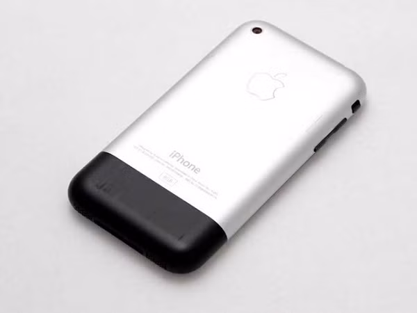Chiếc iPhone đời đầu "còn zin" giá nửa tỷ này chứa đầy đủ các tính năng như mô đun Wi-Fi, Bluetooth, băng tần mạng GSM. Máy sử dụng cục pin và một số phần cứng khác kiểu so với những dòng máy thông thường, cùng nền tảng OS X thay vì iOS.