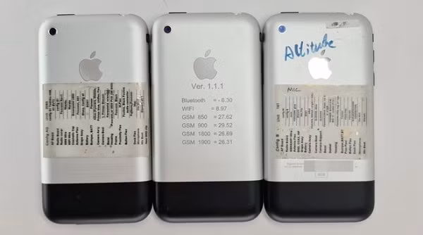  Hình ảnh những chiếc iPhone đời đầu chưa từng được phát hành của Apple được tài khoản DongleBookPro chia sẻ trên Twitter đang khiến dân tình xôn xao. Ba nguyên mẫu trong ảnh giống về kích thước và thiết kế, nhưng mặt sau lại có các nội dung khác nhau, từ tần số di động được hỗ trợ đến các nhãn dán bổ sung thêm thông tin cụ thể về máy.