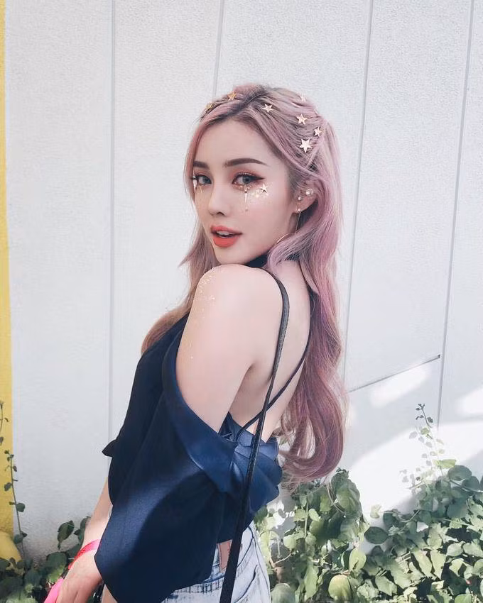 Pony giải thích rằng vì hợp đồng ký với hãng C có điều khoản: 'Không được đưa ra những bình luận, đánh giá tiêu cực về sản phẩm', nếu không cô ấy sẽ phải đền bù hợp đồng. Do đó, Pony và ekip của mình chỉ còn cách im lặng xóa đi 2 video quảng cáo cho mặt nạ đèn LED sai sự thật.