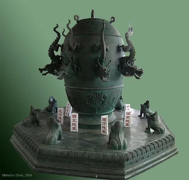 Gần 2.000 năm trước (vào thời nhà Hán), người Trung Quốc đã phát minh ra thiết bị phát hiện động đất đầu tiên trên thế giới, trông như một hũ đựng rượu ngày nay. Chiếc máy ghi địa chấn này có hình dạng là một cái bình bằng đồng với 9 con rồng chúc đầu xuống, bao quanh thân bình, bên trong là một con lắc được treo bất động.