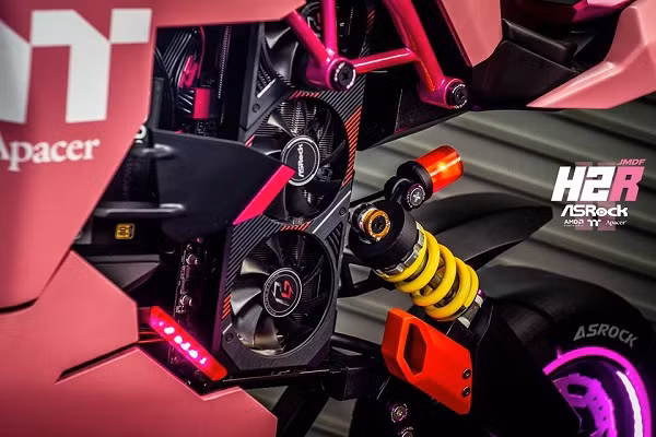 Ống tiếp dầu trên bộ case PC độc đáo đội lốt chiếc moto hường phấn được thay bằng một chiếc đèn để tượng trưng.