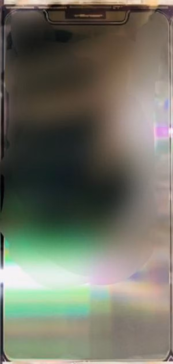Nguồn tin này còn cho rằng iPhone 12 5,4 inch có thể vẫn dùng màn hình LCD thay vì màn hình OLED như đồn đoán. So với LCD thì màn hình OLED mang đến khả năng hiển thị màu sắc tốt, trung thực cùng độ tương phản cao hơn trong khi đó lại tiết kiệm điện năng tiêu thụ hơn.