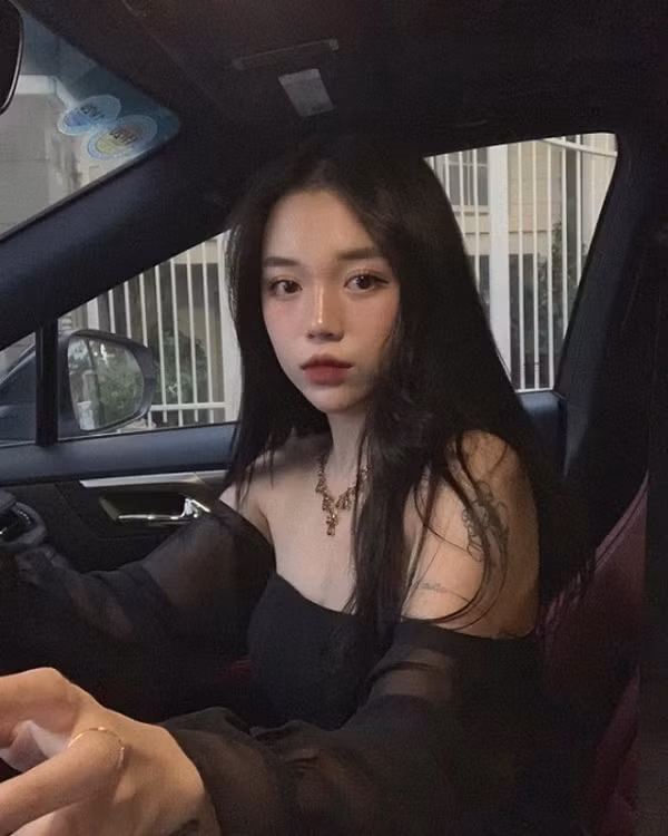 Nói về thu nhập "khủng" của mình, Linh Ngọc Đàm từng tiết lộ trước đây có một app livestream ngỏ lời hợp tác và đề nghị mức lương 18.000 USD/tháng (khoảng hơn 400 triệu VND) nhưng cô nàng vẫn từ chối vì mức giá đấy là... khá thấp.