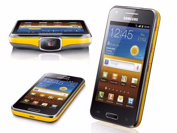Samsung Galaxy Beam có lẽ là một trong những chiếc smartphone có thiết kế độc đáo nhất khi tích hợp cả máy chiếu mini. Máy được trang bị màn hình TFT 16 triệu màu rộng 4 inch cùng độ phân giải 480 x 800 pixel cho chất lượng hiển thị hình ảnh rõ nét.
