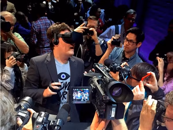 Người sáng lập Oculus Palmer Luckey rời Facebook năm 2017 vì liên quan đến việc lưu truyền những meme trên Internet bôi nhọ hình ảnh của Hillary Clinton trong cuộc bầu cử Tổng thống Mỹ. Vào tháng 10 cùng năm, Luckey lên tiếng chia sẻ với CNBC rằng việc ra đi không phải lựa chọn của ông, vậy kẻ đứng sau vụ việc này là Facebook?