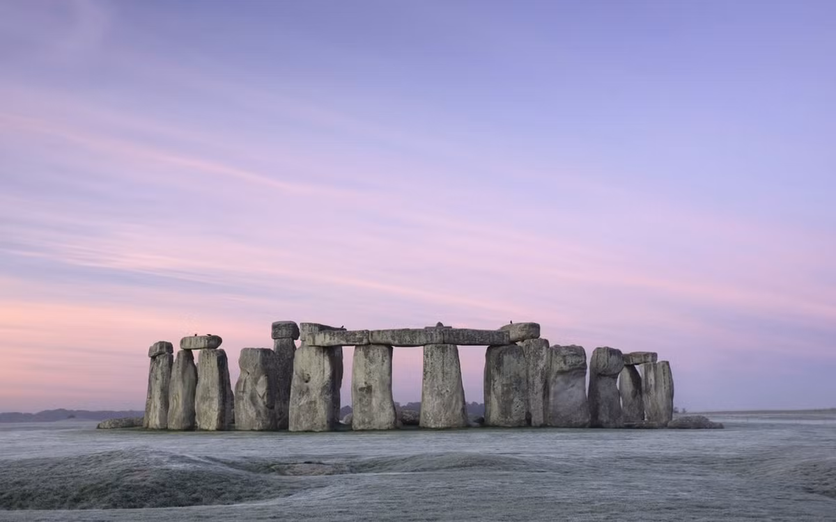 Nếu còn nhớ hình nền huyền thoại này chắc hắn bạn đã già. Bức ảnh chụp Stonehenge - công trình tượng đài cự thạch thời kì đồ đá mới ở Anh.