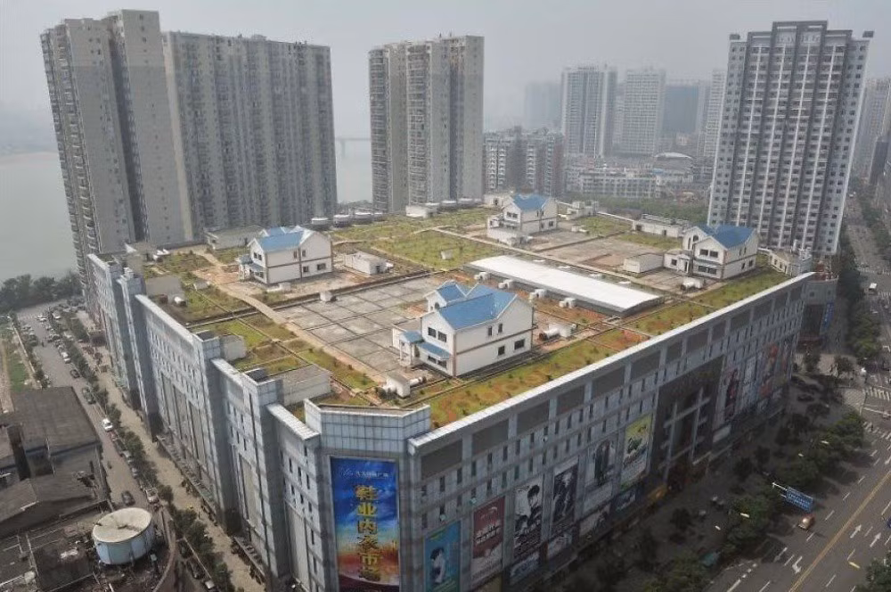 Những căn hộ có đủ cả sân, vườn trên nóc của một siêu thị tại thành phố Chu Châu, Trung Quốc.