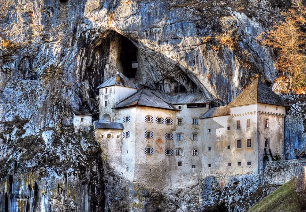 Những căn nhà có tuổi đời vài trăm năm tại Slovenia. Người dân nơi đây có truyền thống đục núi đá làm nhà từ hàng nghìn năm trước.