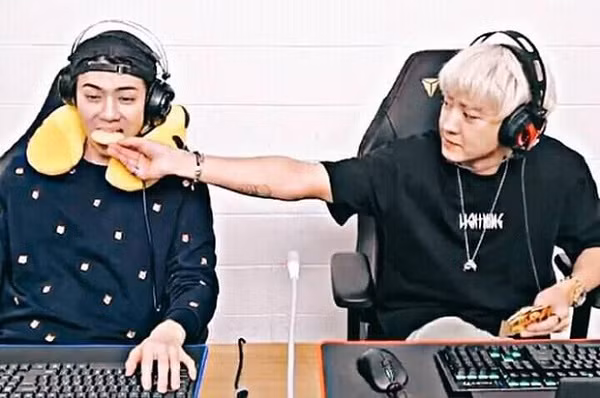 Vẫn là Oh Sehun khi đang tập trung chơi game mà vẫn muốn ăn ngon. Bên cạnh là ''người anh em'' Chanyeol.