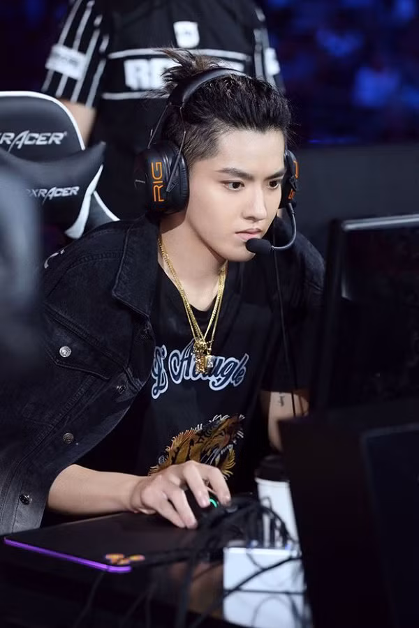 Ngay cả trong giờ phút căng thẳng chơi game, nam thần Ngô Diệc Phàm vẫn giữ được vẻ nam tính, đẹp trai.