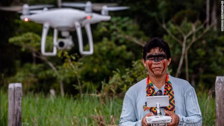 Họ tham gia khóa đào tạo sử dụng máy bay không người lái (drone) do Quỹ Bảo tồn Thiên nhiên Thế giới (WWF) và Hiệp hội Bảo vệ Môi trường Kaninde Ethno tổ chức vào tháng 12 năm ngoái.