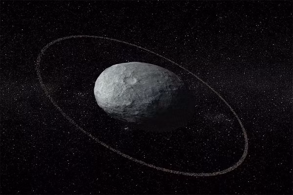Hành tinh lùn Haumea, có quỹ đạo trong Vành đai Kuiper của Sao Hải Vương, là một trong những vật thể bí ẩn trong vũ trụ. Nó có hình dạng thon dài kỳ lạ, sở hữu hai mặt trăng và một ngày chỉ kéo dài 4 giờ, điều này khiến Haumea trở thành vật thể lớn quay nhanh nhất trong hệ mặt trời.