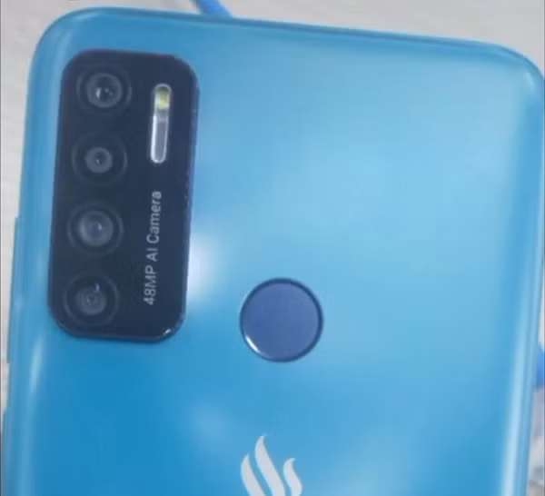 Chiếc smartphone này sở hữu cụm camera được đặt trong một cụm hình chữ nhật, nằm lệch về cạnh trái của thiết bị. Một trong số những ống kính này sẽ có độ phân giải 48MP, thể hiện qua dòng chữ "48MP AI Camera" được in ngay trên cụm camera.