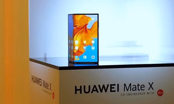 Ngoài ra bằng sáng chế còn cho thấy các cạnh bên của máy được bo cong so với Mate X và camera cũng nhiều hơn với tổng là 6 camera. Các chi tiết còn lại vẫn có phần lớn điểm tương đồng về kiểu dáng.