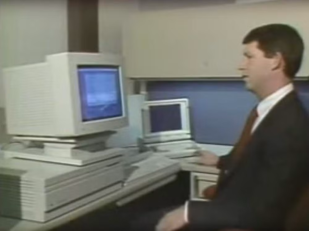 Apple tiếp tục cho ra mắt phiên bản Macintosh IIx năm 1988, lúc này đã được trang bị màn hình màu. Chiếc máy này có giá 9.369 USD với bộ nhớ đĩa cứng 80 MB.