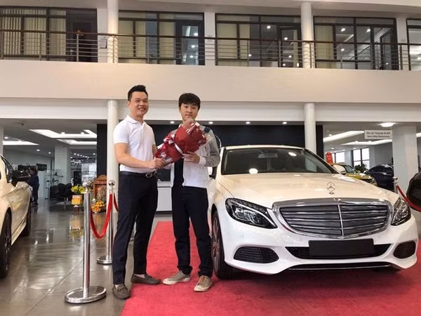 Cuối năm 2017, ông trùm cày thuê của làng Liên Minh Huyền Thoại Việt King Of War đã gây bất ngờ khi là một trong những game thủ - streamer đầu tiên của Việt Nam sắm xế hộp gần 2 tỷ đồng.
