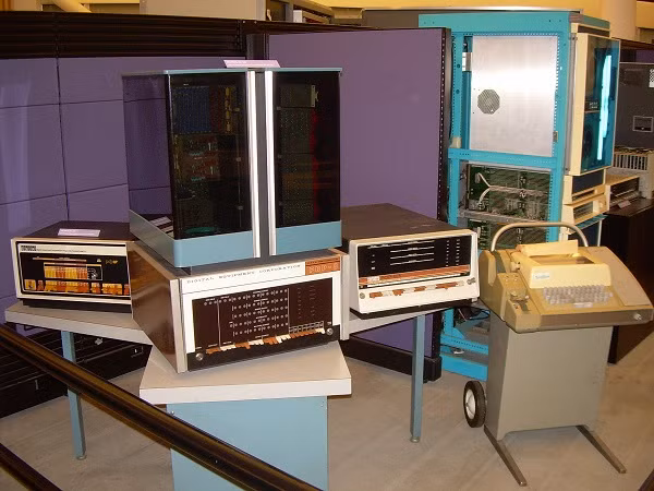 Được phát hành vào tháng 3/1965, PDP - 8 là thế hệ máy tính cỡ nhỏ đầu tiên gây được tiếng vang lớn trên thị trường với 2 model: dạng để bàn và dạng nhìn như một chiếc tủ lạnh.