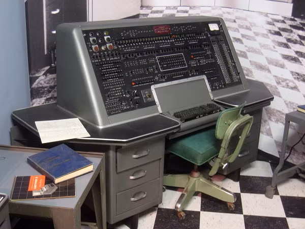 So với các thế hệ máy tính trước, Univac (Universal Automatic Computer) có vẻ đã có bước đột phá về thiết kế tuy rằng vẫn khá cồng kềnh. Máy cung cấp khả năng tính toán hiệu quả cùng nhiều chức năng khác, được bán ra với giá 1 triệu USD.