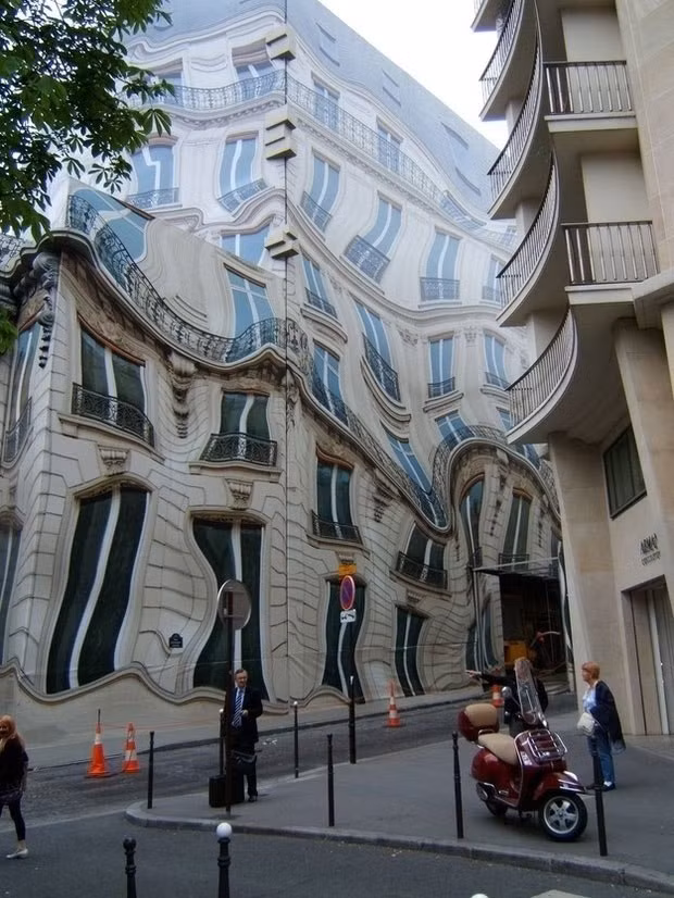 Tòa nhà có kiến trúc đánh lừa thị giác tên là Hausmannian tọa lạc ở thành phố Paris, Pháp.