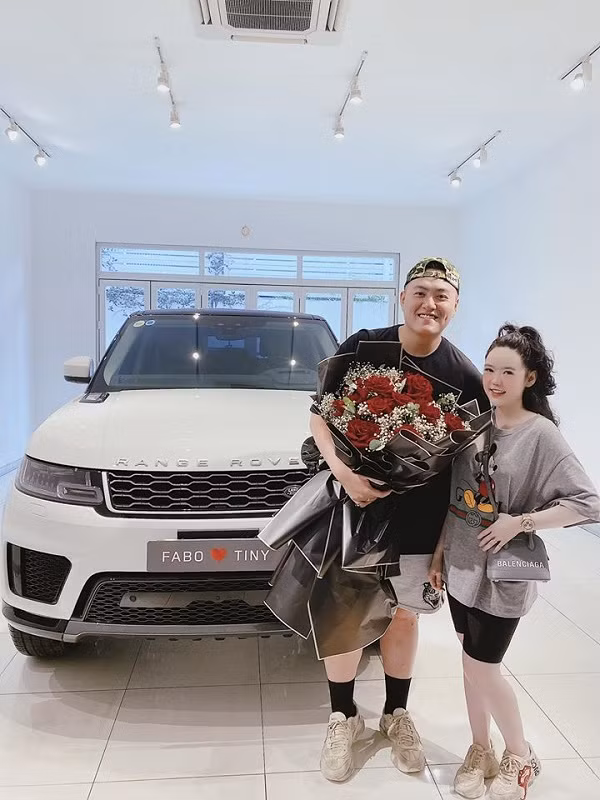 Fabo Nguyễn là một thiếu gia Sài thành thực thụ khi xuất thân trong một gia đình có truyền thống kinh doanh điện máy lâu đời có tiếng. Chính vì điều này mà nhiều người cũng không mấy ngạc nhiên khi anh có thể theo đuổi niềm đam mê hàng hiệu cũng như sở hữu xe sang hàng tỷ đồng.