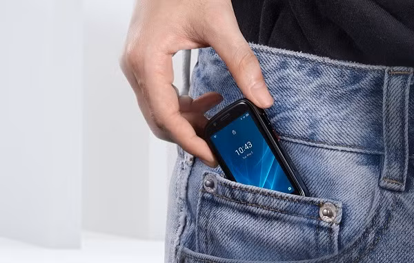 Máy sở hữu RAM 6 GB, bộ nhớ trong 128 GB, hỗ trợ 2 SIM 2 sóng.