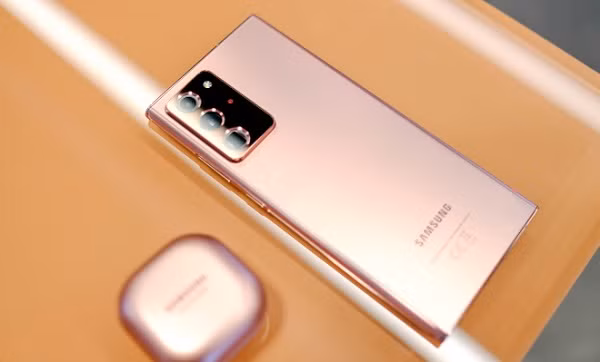 Tối 5/8 vừa qua, bộ đôi Samsung Galaxy Note 20 chính thức trình làng dân công nghệ khắp thế giới qua sự kiện Unpacked của Samsung. Theo đó, Galaxy Note20 chỉ có lớp vỏ bằng nhựa, màn hình 6,7inch; trong khi đó, phiên bản Galaxy Note20 Ultra và Note20 Ultra có mặt lưng bằng kính cường lực, sở hữu màn hình cong 6,9inch.