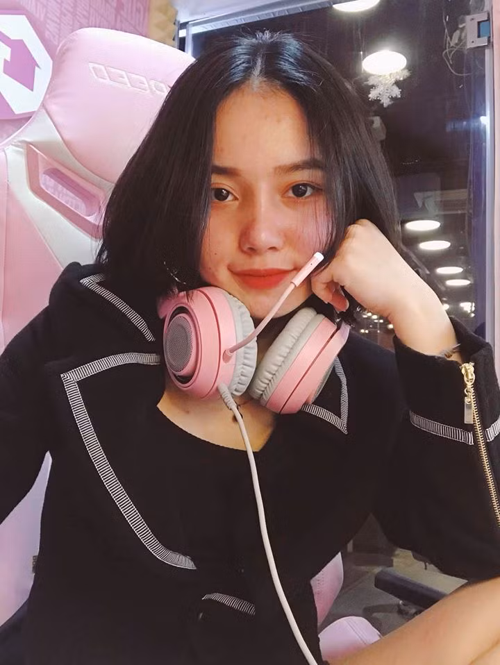 Theo học một ngành học do gia đình chọn, sau khi ra trường, Anie bất ngờ rẽ hướng để theo đuổi đam mê với game.