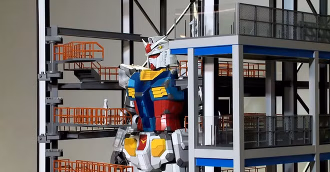 RX-78 Gundam nặng 25 tấn, cao 18 m, với các ngón tay được thiết kế các khớp hoàn chỉnh, nên khi duỗi thẳng một bàn tay sẽ dài khoảng 2 m và nặng tầm 600 kg.