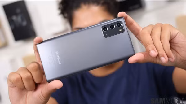 Điểm kéo lại giúp Samsung Galaxy Note 20 vẫn được các Samfan đón chờ nhờ phiên bản màu đồng "huyền bí", mang lại trải nghiệm mới lạ, cảm giác sang trọng cho người dùng.