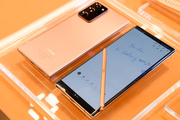Người dùng sẽ phải bỏ ra tới 1000 USD để sở hữu một chiếc Galaxy Note 20 với lớp vỏ nhựa tráng kim loại đem lại cảm giác kém sang trọng, khác xa so với "cái mác'' smartphone cao cấp mà Samsung hướng đến.