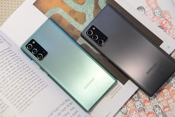 Thêm vào đó, điểm chung của cả 3 sản phẩm bao gồm Galaxy Note20, Note20 Ultra và Note20 Ultra 5G tại Việt Nam là đều trang bị chip Exynos 990 mới nhất của Samsung. Trước đó, con chip này bị không ít người dùng Việt ''tẩy chay'' bởi nổi tiếng gây lag và nóng máy khi sử dụng, thậm chí khiến smartphone nhanh hao pin.
