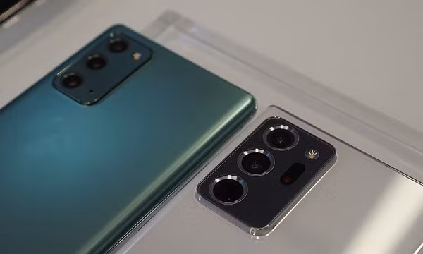 Tuy nhiên, theo nhiều chuyên gia và reviewer về công nghệ đã được trực tiếp trải nghiệm trên tay Samsung Galaxy Note 20 thì điều thiết kế mặt lưng nhựa không quá quan trọng. Dù mặt lưng là nhựa nhưng bù lại được chăm chút về độ hoàn thiện, nên khi nhìn vào rất khó nhận biết được chất liệu là nhựa hay kim loại.