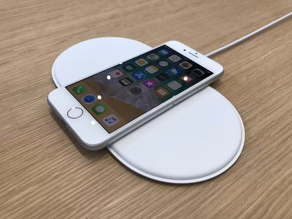 Bởi vậy, nếu iPhone 12 bổ sung dải nam châm ở mặt lưng, thiết bị sẽ cố định tốt hơn vào đế sạc không dây của Apple. Cách làm này cũng tương tự nam châm giúp cố định Apple Watch lên đế sạc.
