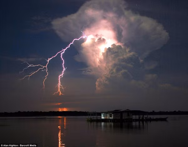 Sét vĩnh cửu ở Catatumbo chỉ xảy ra tại nơi sông Catatumbo đổ vào hồ Maracaibo ở bang Zulia, Venezuela. Sét hình thành do tương tác giữa các khối khí lạnh từ dãy Andes với không khí nóng ẩm từ hồ.
