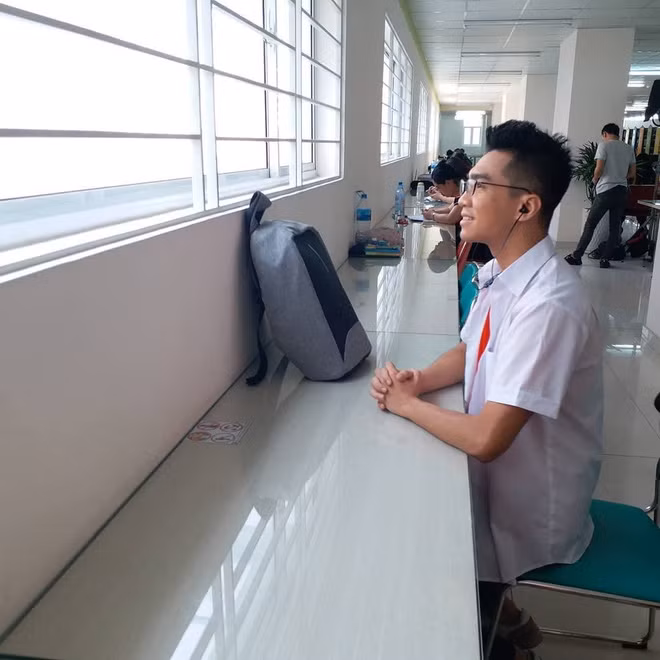 Mọi nỗ lực nhập vai của thánh stream đều vô ích bởi khuôn mặt quá tuổi học sinh của mình.