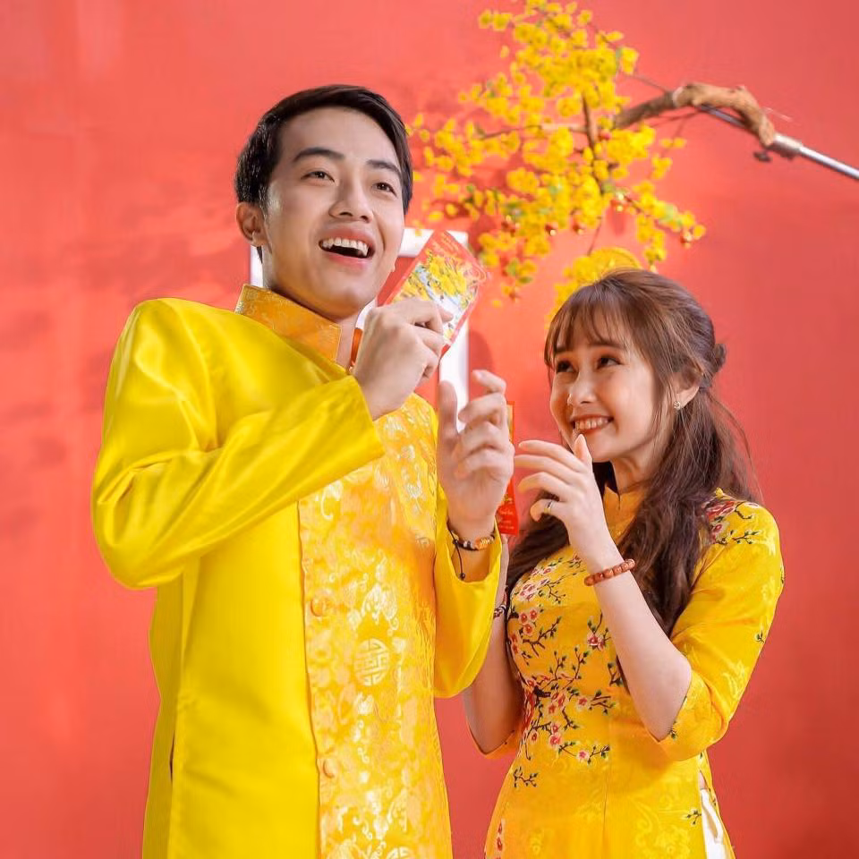Khác với sự hoạt ngôn trong các video, mặc dù chàng đã "đổ" nàng ngay khi lần đầu gặp mặt, nhưng Cris lại đợi cho đến khi Quỳnh Anh mở lời trước rồi mới dám tiến tới. Vì Quỳnh Anh hơn Cris 2 tuổi, mỗi khi hẹn hò với nàng, nam streamer xưng hô là ''bà'', ''tui''.