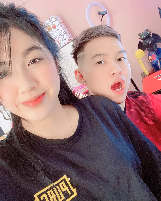 Đặc biệt, anh chàng dường như có sở thích làm "phi công trẻ" khi người yêu cũ (cựu streamer Lai Lai) và hot girl Trân Mèo đều lớn tuổi hơn mình.