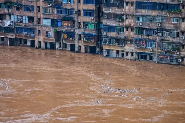 Miền Nam Trung Quốc cùng nhiều vùng miền phía nam sông Dương Tử đã hứng chịu đợt lũ lụt đầu tiên trong tháng 6 khi bước vào mùa mưa, 433 con sông ở Trung Quốc đã vượt qua mức nguy hiểm kể từ đầu tháng 6 và 33 trong số đó đạt mức cao lịch sử.